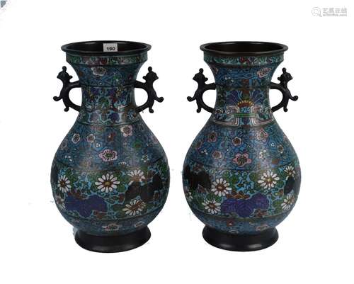 JAPON, époque Meiji. Paire de vases en bronze à p...