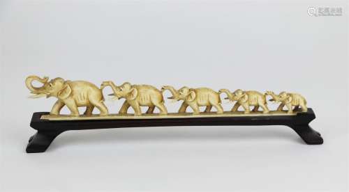 CHINE. Famille d'éléphants en ivoire sculpté. Ci...