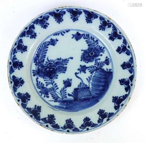 DELFT. Plat à décor floral en camaïeu bleu. XVII...