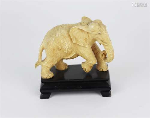 CHINE ou INDE. Eléphant courant en ivoire sculpté...