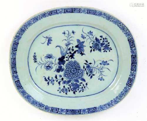 CHINE. Plat ovale en porcelaine à décor floral en...