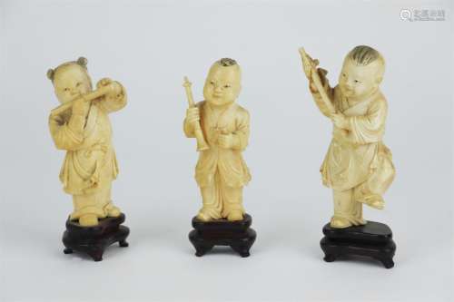 CHINE. Suite de trois statuettes en ivoire sculpt...