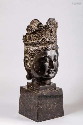 Tête du Boddhisattva couronné incorporant le Buddh...