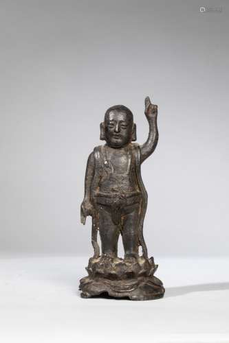 Enfant Buddha figuré debout sur une base d’un lotu...