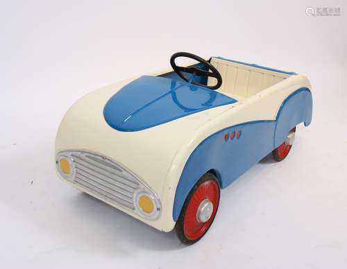 VOITURE A PEDALES EN TOLE BLEUE ET CREME 