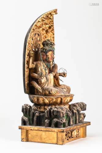 Buddha Amida assis en vajrasana sur un lotus repos...
