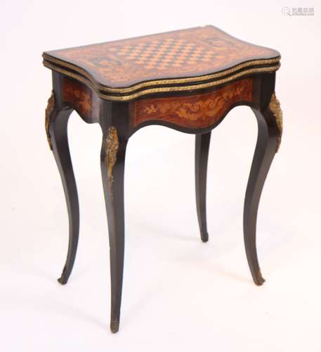 TABLE A JEUX MARQUETEE NAPOLEON III En bois noirc...