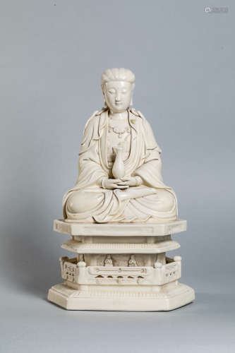 Le Boddhisattva Kwan Yin assis en virasana sur un ...
