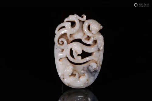A OLD HETIAN JADE CARVED BEAST SHAPED PENDANT