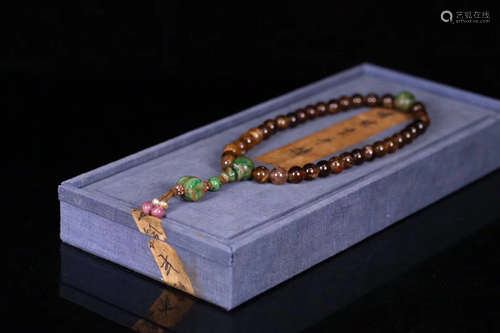 AN OLD TOURMALINE BEADS STRING BRACELET