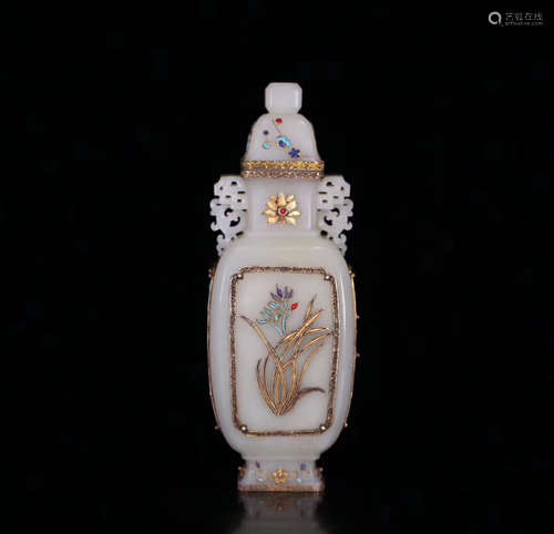 A GILT SILVER DECORATED HETIAN JADE VASE