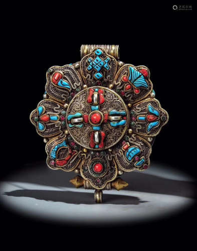 A STONE BEADS DECORATED SILVER BOX