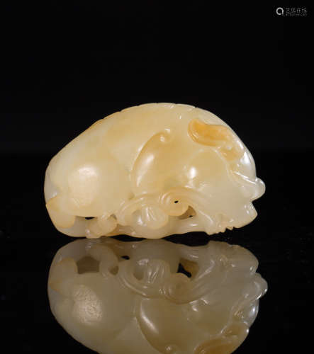 A HETIAN JADE CARVED LUCKY BEAST PENDANT