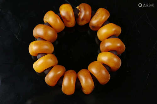 AN AMBER MILA BEADS STRING BRACELET