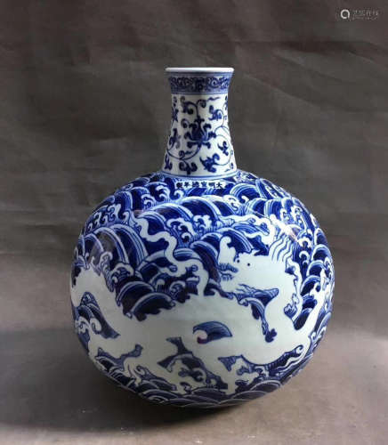 A BLUE AND WHITE DRAGON PATTERN MOON-FLASK VASE