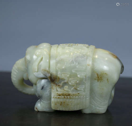 A HETIAN JADE CARVED ELEPHANT SHAPED ORNAMENT