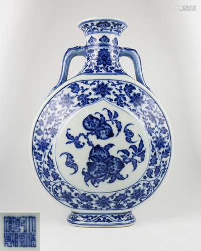 DAQING QIANLONG NIANZHI BLUE&WHITE VASE