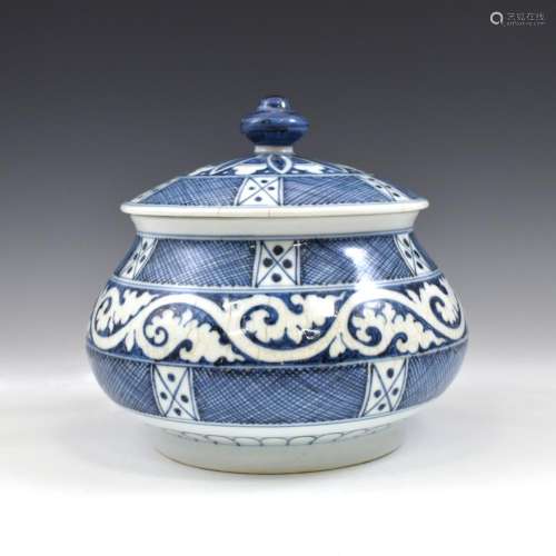MING XUANDE BLUE AND WHITE LIDDED JAR
