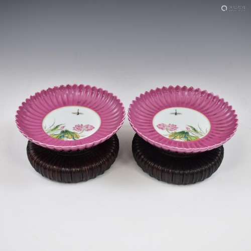 PAIR OF YONGZHENG CHRYSANTHEMUMN PLATES ON STAND