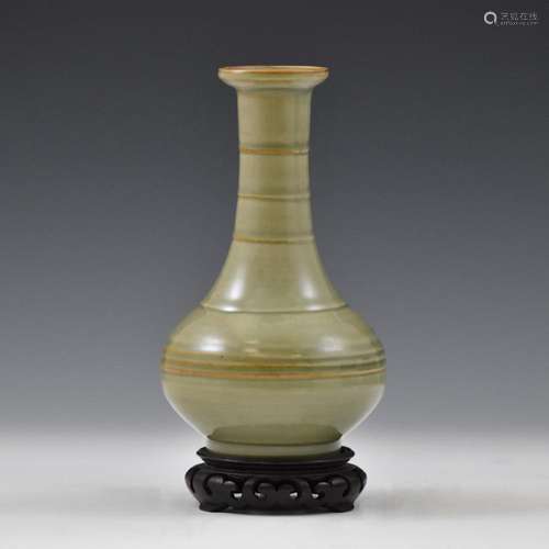 MING LONGQUAN CELADON BOTTLE VASE