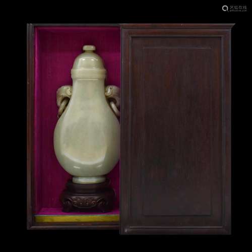 FINELY POLISHED JADE VASE IN PROTECTIVE BOX
