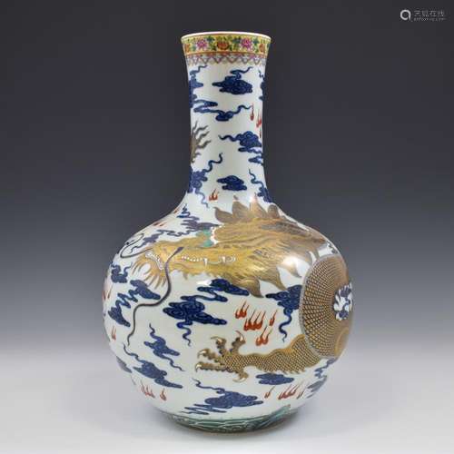 QING GILT DRAGON PORCELAIN REWARD VASE