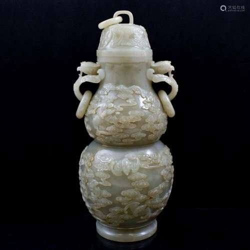 LARGE FU BATS & CLOUDS MOTIF JADE LIDDED VASE