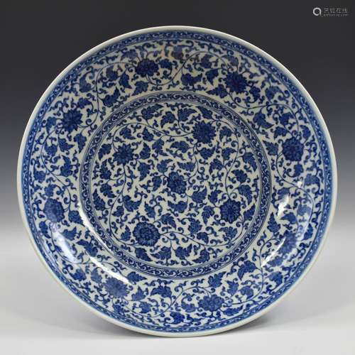 QIANLONG BLUE & WHITE WRAPPED FLORAL PLATE