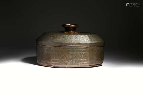 A Mamluk copper alloy canteen, of octagonal form, the lid with a dual purpose handle / foot, all