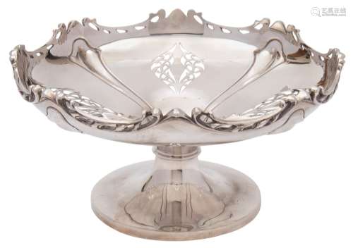 An Edward VII silver comport, maker Harrison Brothers & Howson, London,