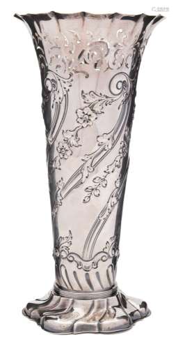 A late Victorian silver vase, maker Goldsmiths & Silversmiths Co Ltd, London,