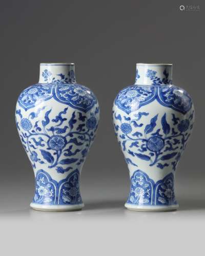 A PAIR OF CHINESE BLUE AND WHITE 'FLORAL' VASES