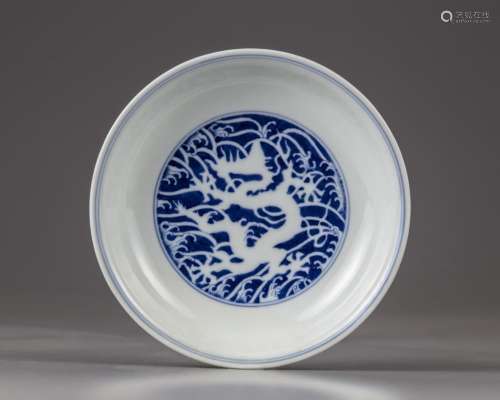 A CHINESE BLUE AND WHITE RESERVE-DECORATED DRAGON DISH