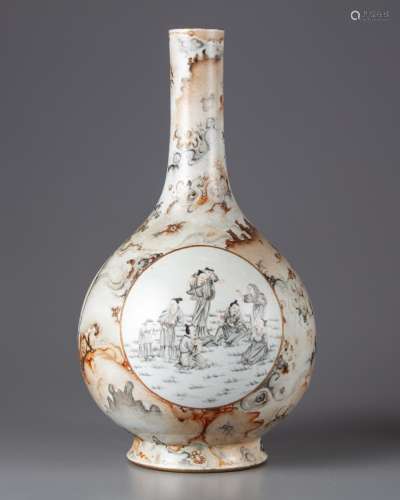 A CHINESE IMITATION-MARBLE EN GRISAILLE-DECORATED BOTTLE VASE