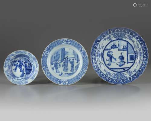 THREE CHINESE BLUE AND WHITE 'ROMANCE OF THE WESTERN CHAMBER' DISHES
