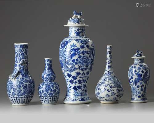 A GROUP OF FIVE CHINESE BLUE AND WHITE VASES