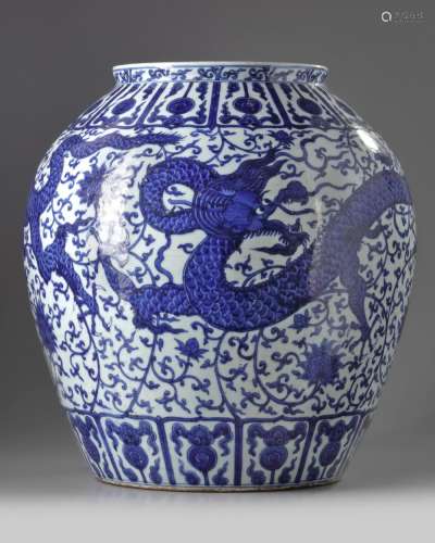 A LARGE CHINESE BLUE AND WHITE 'DRAGON' JAR