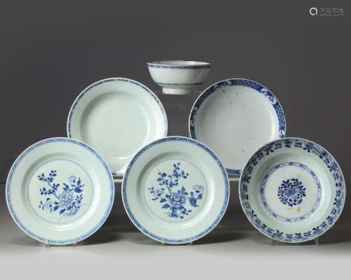 A CHINESE BLUE AND WHITE BOWL AND FIVE BLUE AND WHITE PLATES