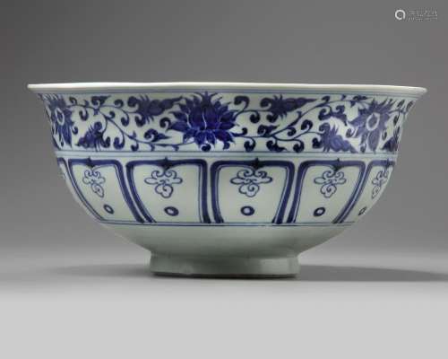 A LARGE CHINESE BLUE AND WHITE BOWL