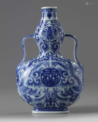 A CHINESE BLUE AND WHITE DOUBLE GOURD 'DRAGON' VASE