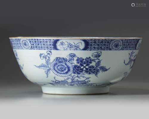 A LARGE CHINESE BLUE AND WHITE 'FLORAL' PUNCH BOWL