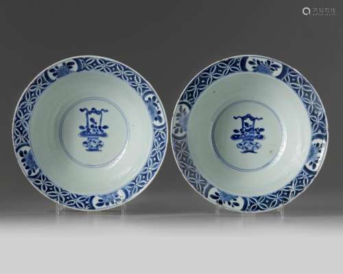 A PAIR OF CHINESE BLUE AND WHITE FLORAL KLAPMUTS BOWLS