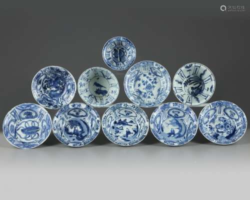 A GROUP OF TEN CHINESE BLUE AND WHITE 'KRAAK PORCELAIN' BOWLS