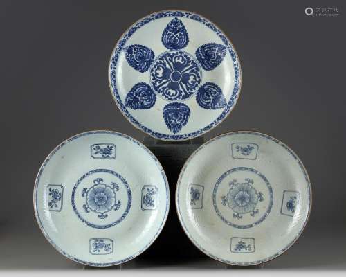 THREE CHINESE BLUE AND WHITE CHARGERS