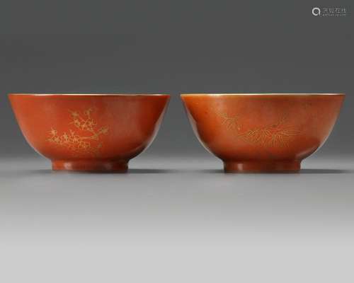 A PAIR OF CHINESE CORAL-GROUND GILT-DECORATED BOWLS