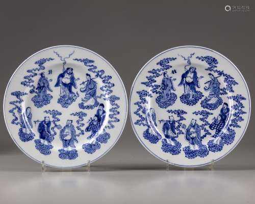 A PAIR OF CHINESE BLUE AND WHITE 'EIGHT IMMORTALS' DISHES