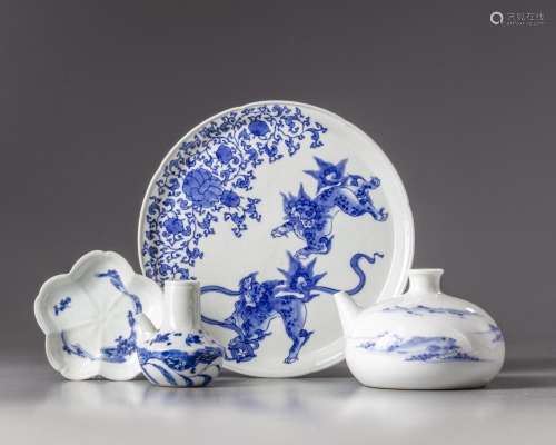 A GROUP OF JAPANESE BLUE AND WHITE WARES