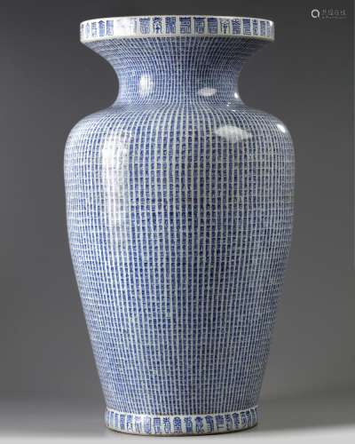 A LARGE CHINESE BLUE AND WHITE 'TEN THOUSAND SHOU' VASE