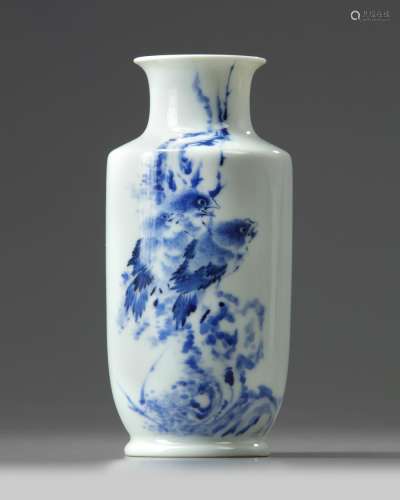 A SMALL CHINESE BLUE AND WHITE 'BIRDS' VASE