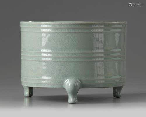 A CHINESE CELADON CRACKLE-GLAZED TRIPOD CENSER